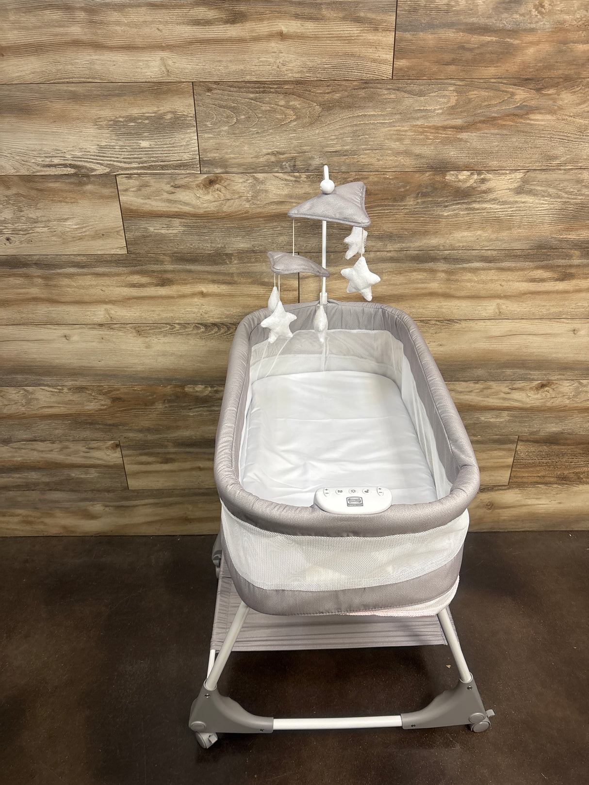 Simmons Shooting Star Rocking Bassinet with Airflow Mesh, Platinum