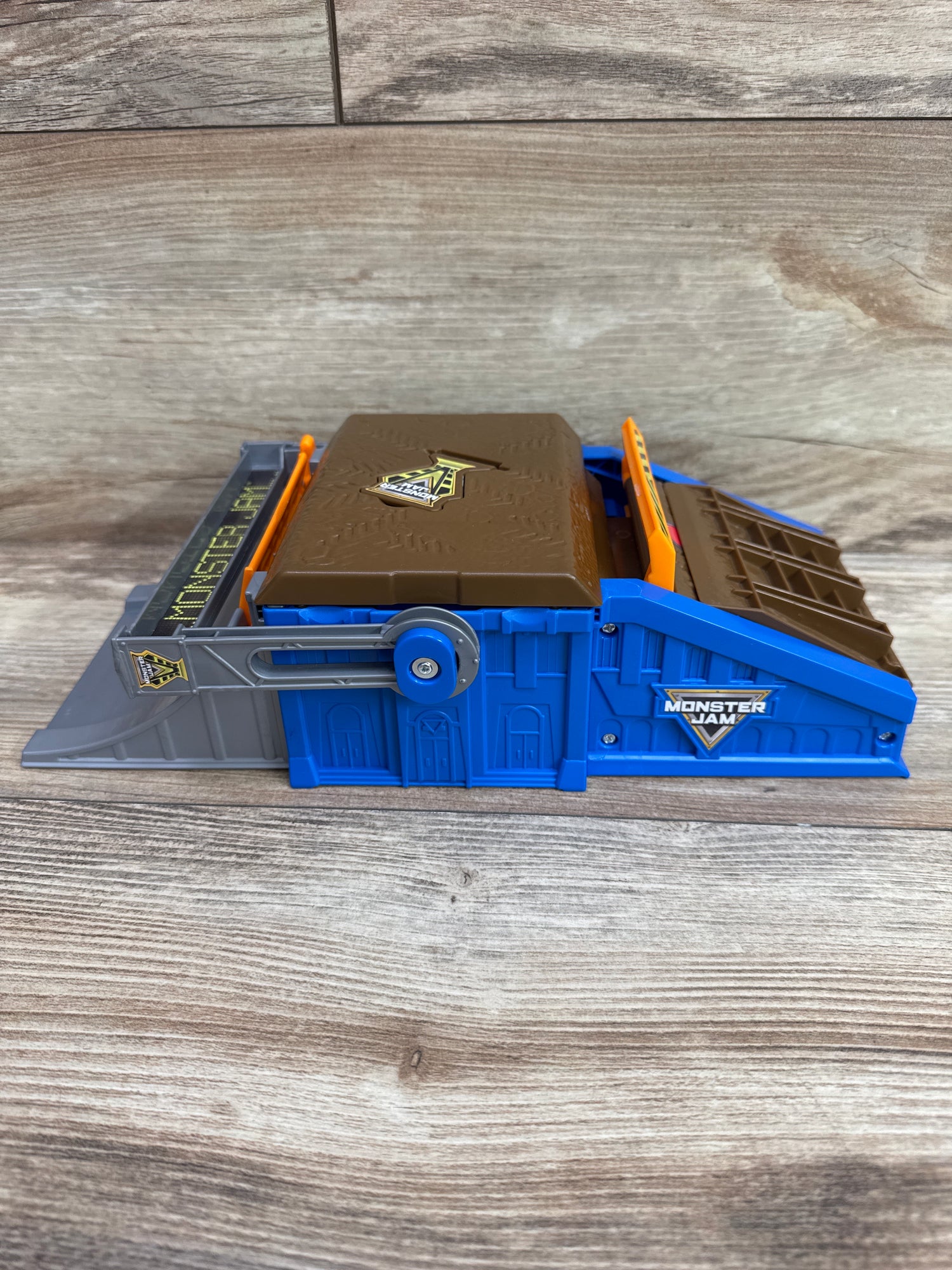 Monster Jam Freestyle Flip Playset with 2 Vehicles