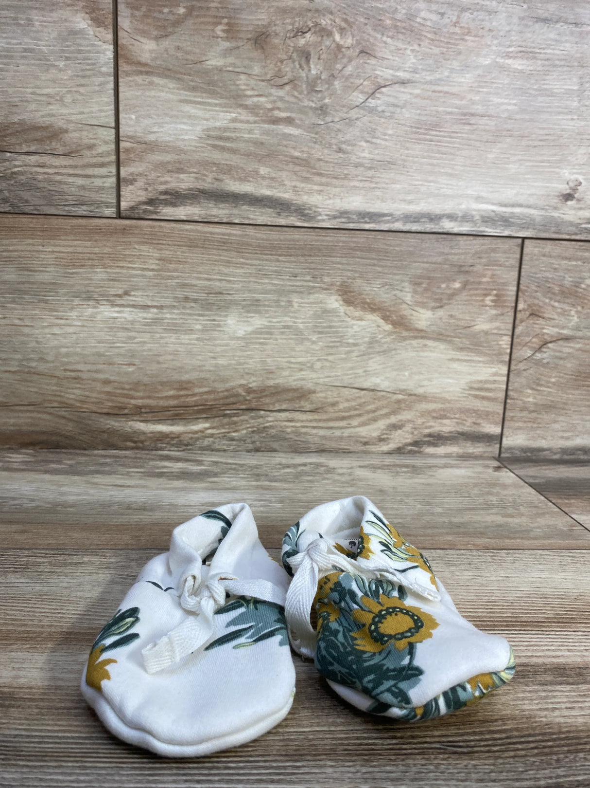 Kate Quinn Tie Booties, White sz 12-18m