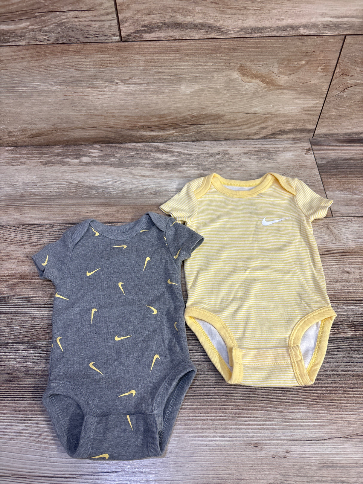 Nike 2pk Bodysuits Yellow sz 3m