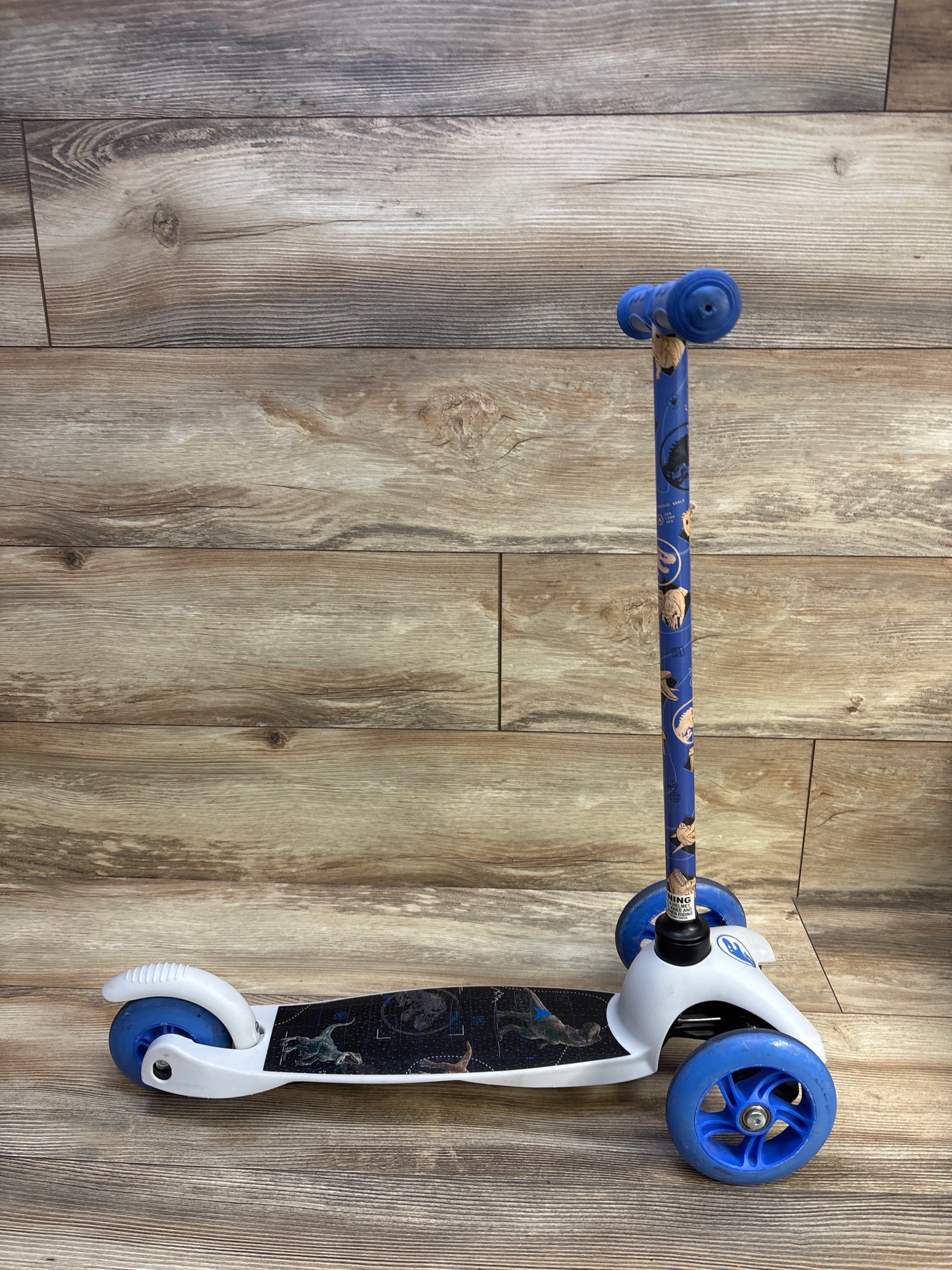 Jurassic World 3-Wheel Tilt & Turn Scooter