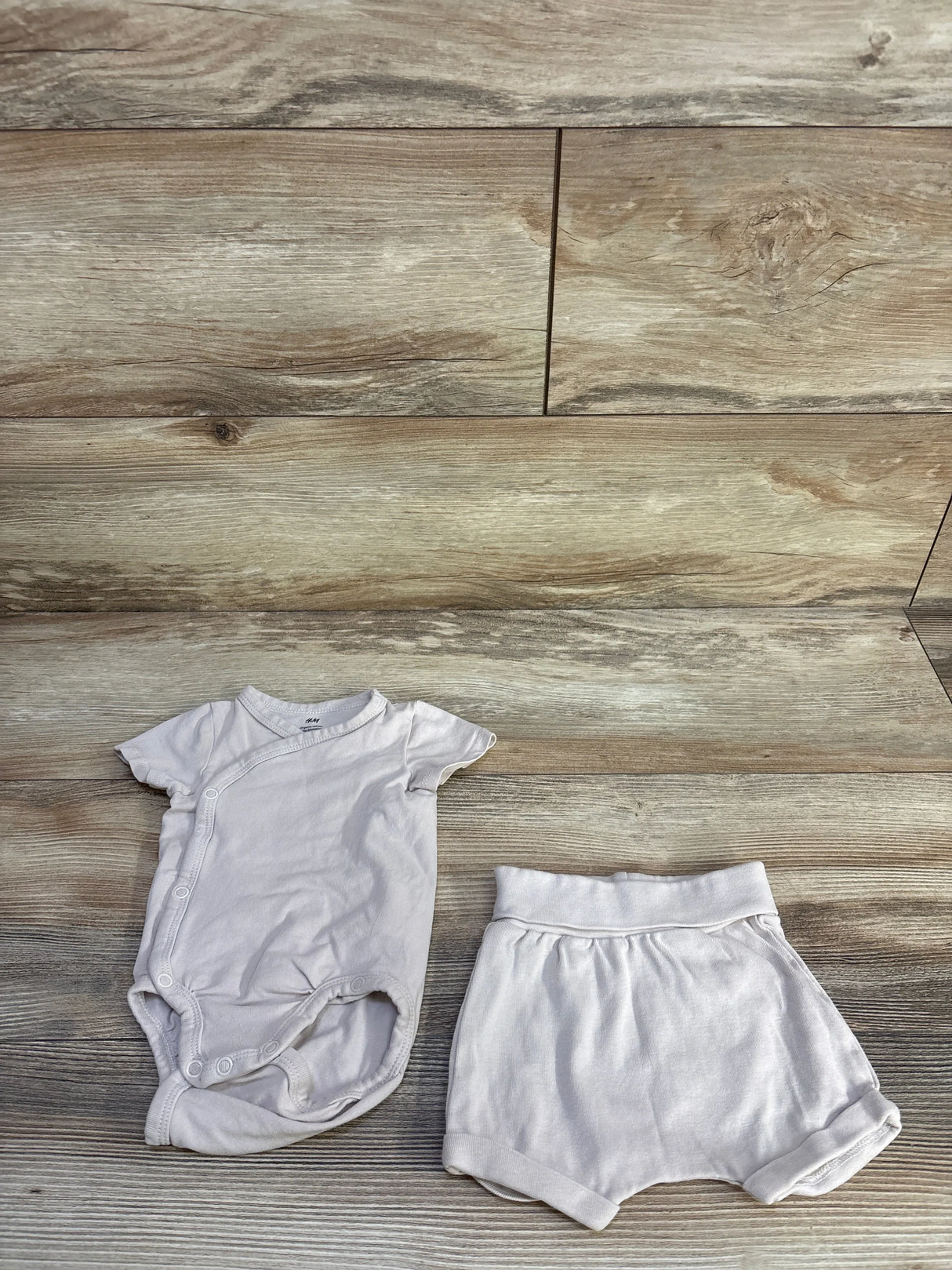 H&M 2pc Kimono Bodysuit & Foldover Shorts Set Beige sz 3m