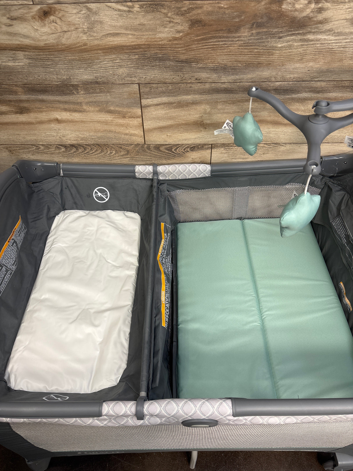 Graco Pack 'n Play Change 'n Carry Playard in Manor*