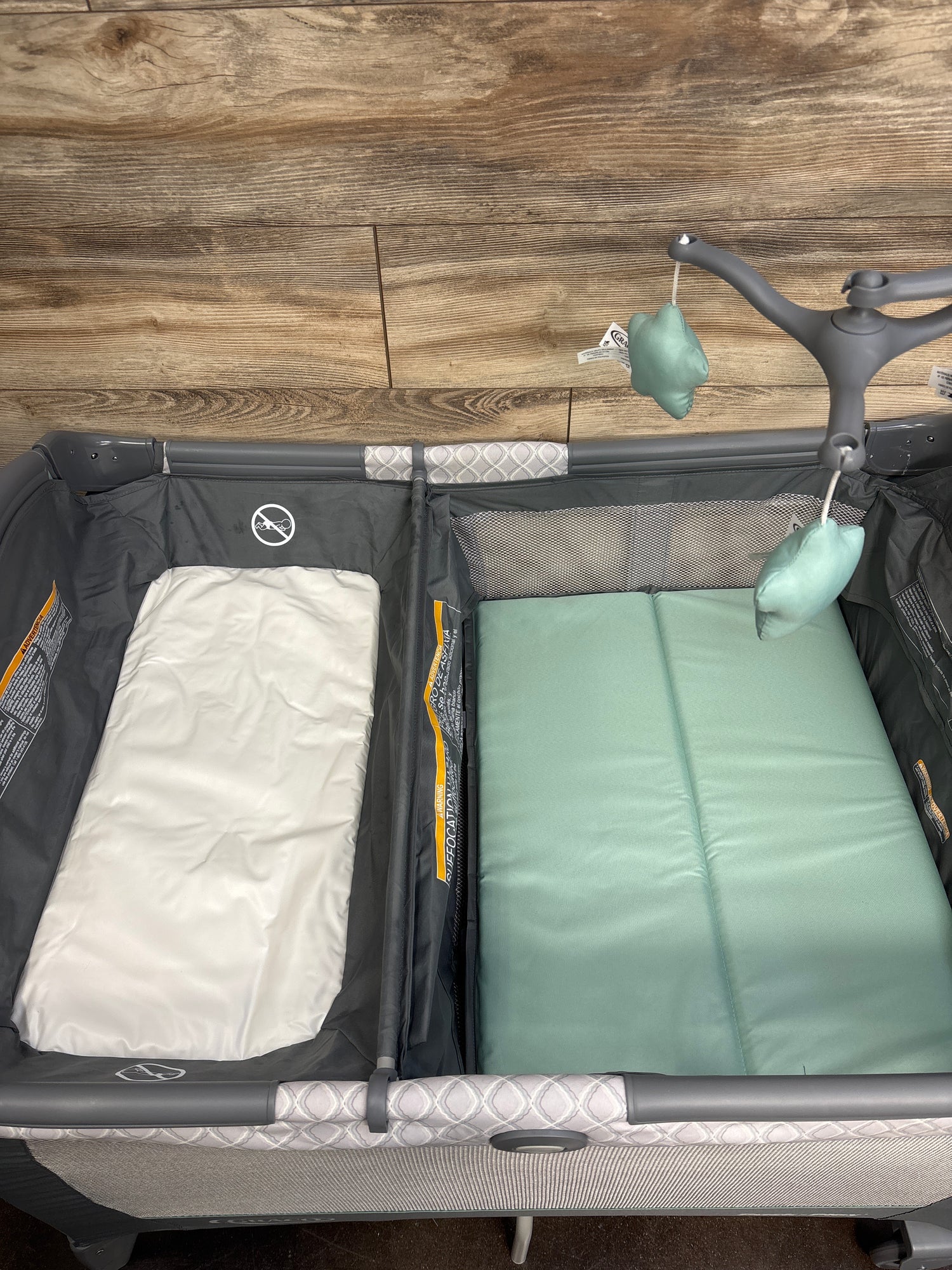Graco Pack 'n Play Change 'n Carry Playard in Manor*