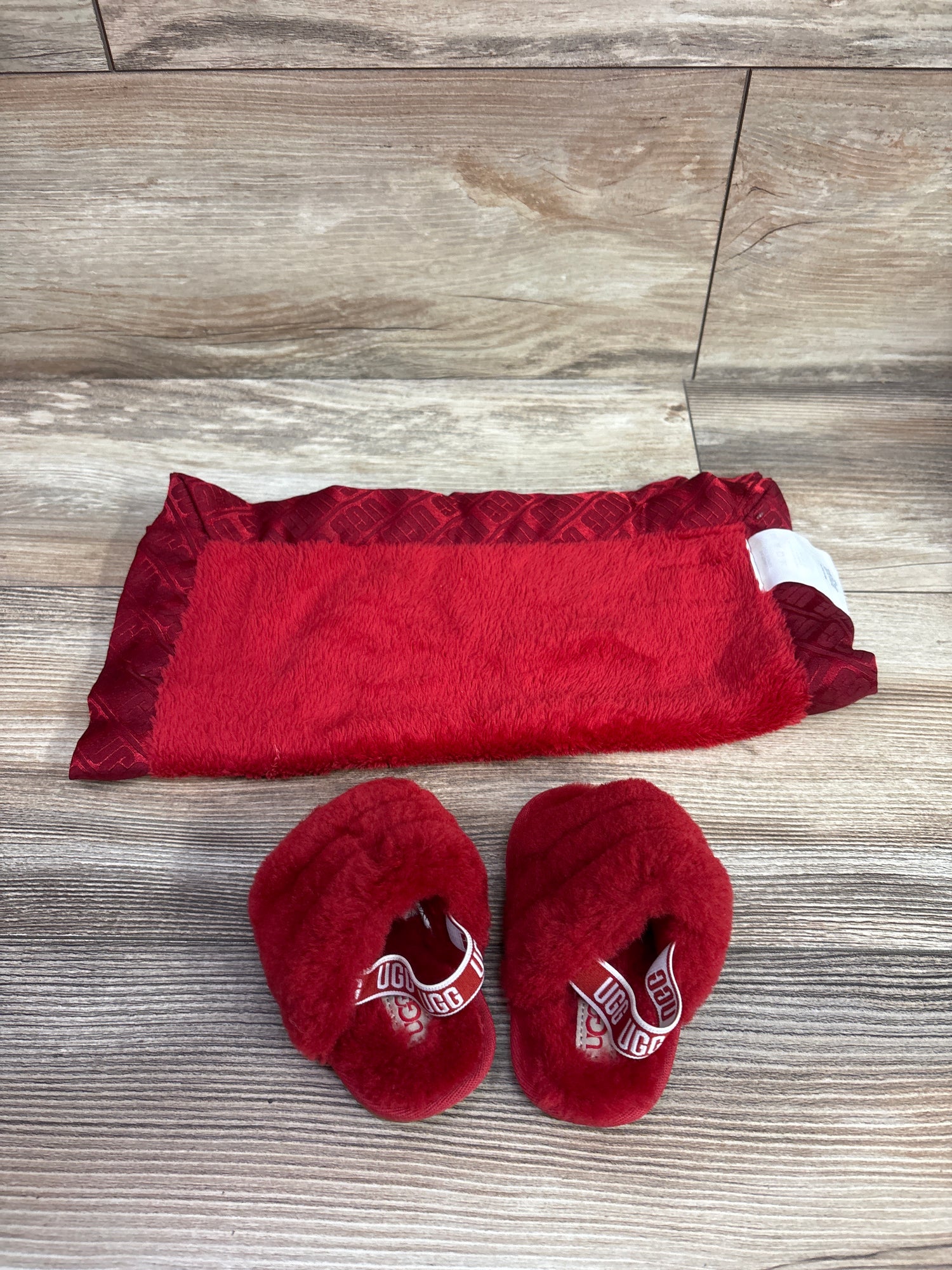 UGG 2pc Fluff Yeah Slides & Baby Blanket in Red sz 4/5c