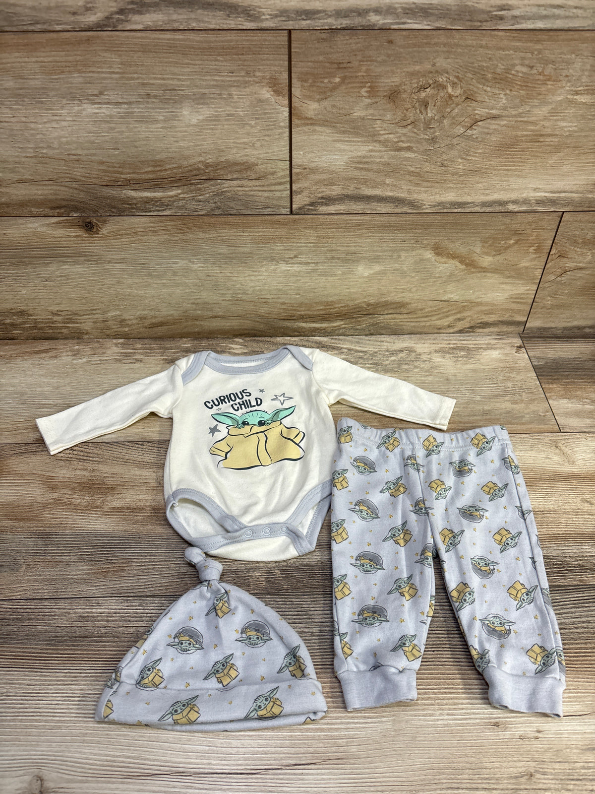 Star Wars 3pc Bodysuit, Pants, & Hat Set Cream sz 0-3m