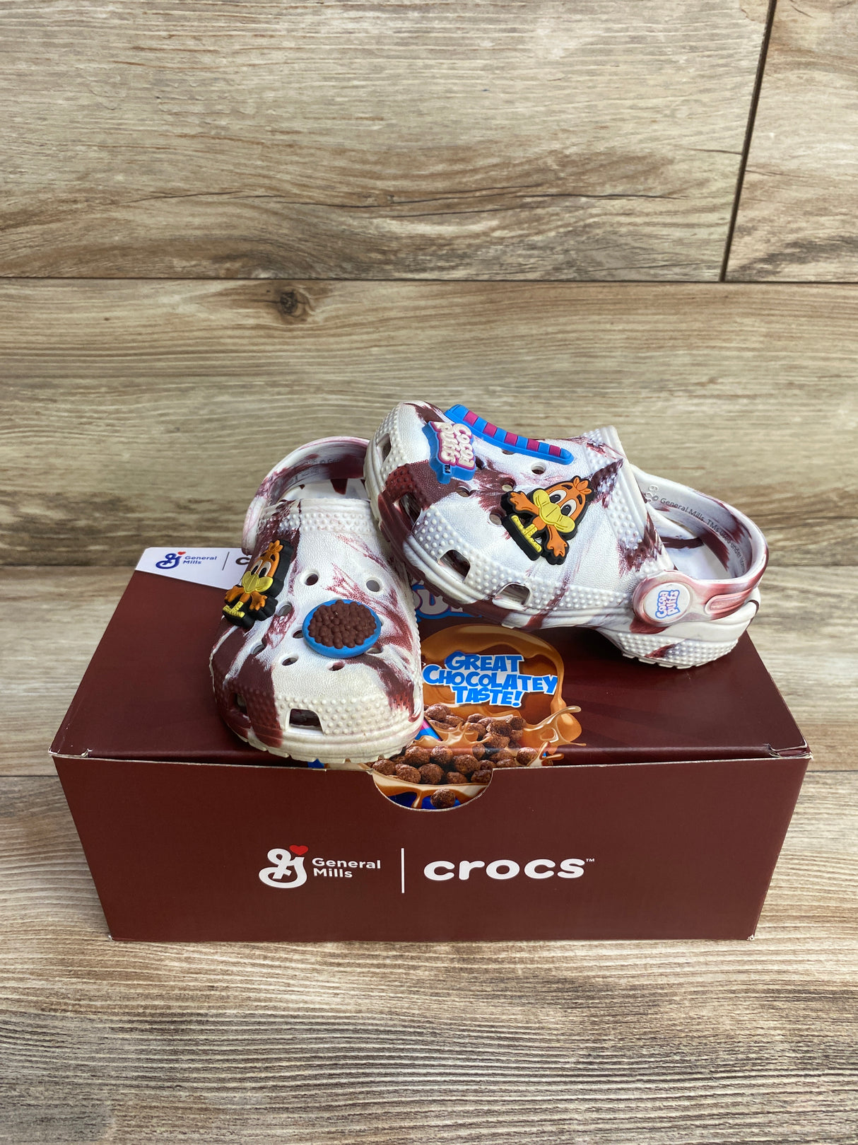 Crocs x Cocoa Puffs Classic Clogs White/Chocolate sz 7c