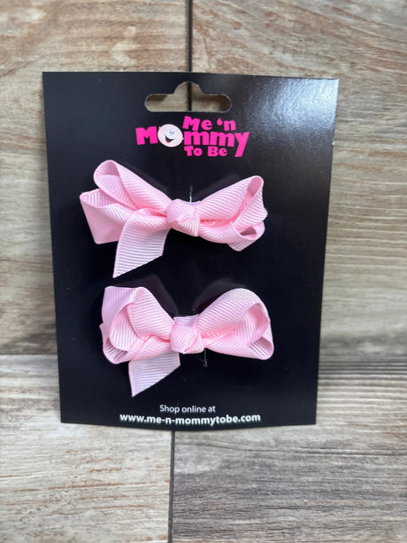 Two baby pink grosgrain hair bows on a black Me n Mommy To Be display card.