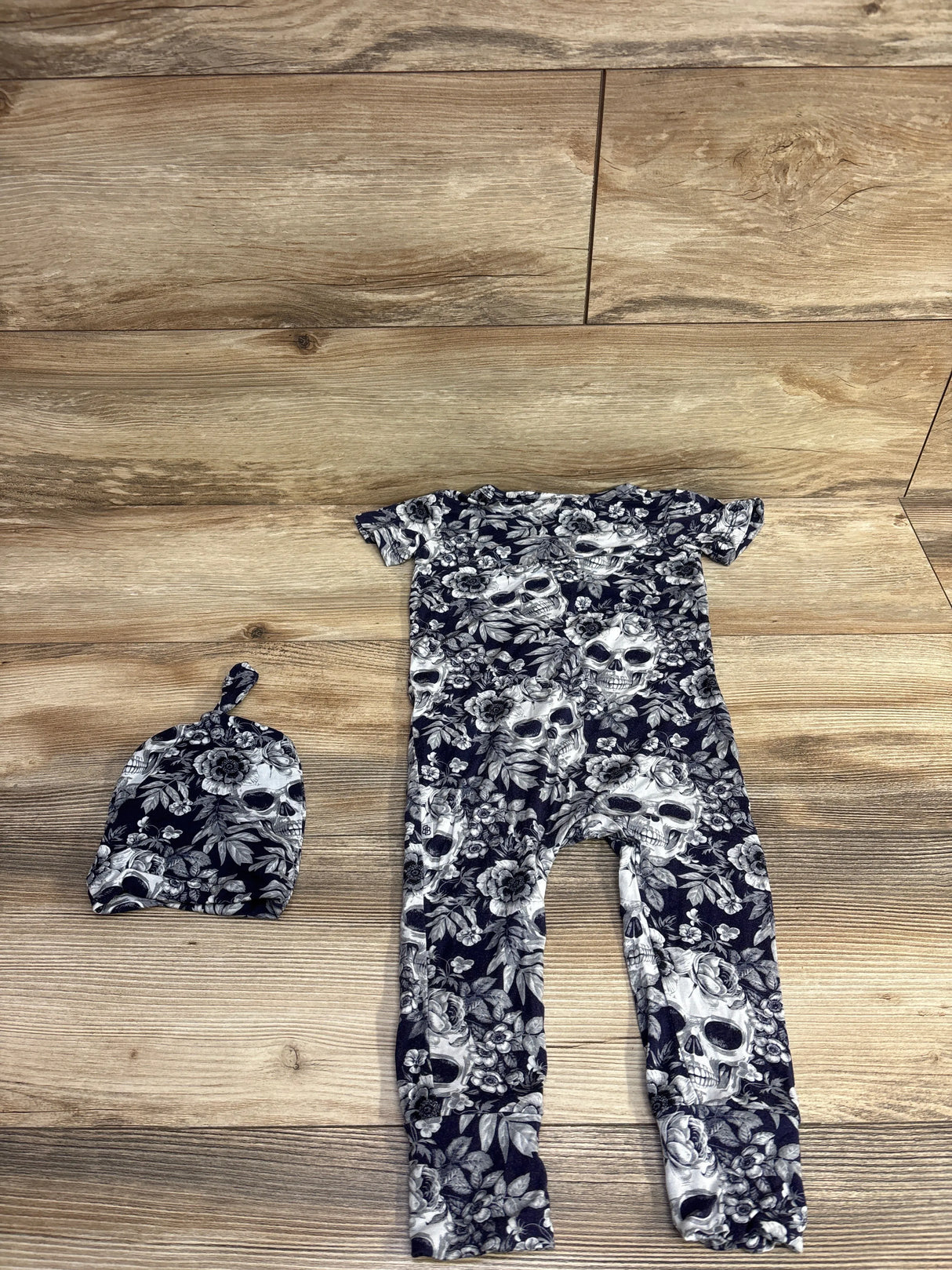 Little Bum Bums Skeletons in The Closet Short Sleeve Sleeper & Hat Grey sz 2T