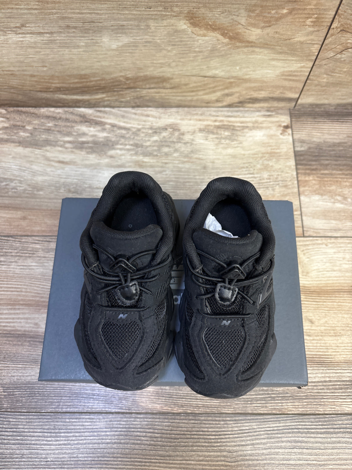 NEW New Balance 9060 Sneakers in Black sz 7.5c