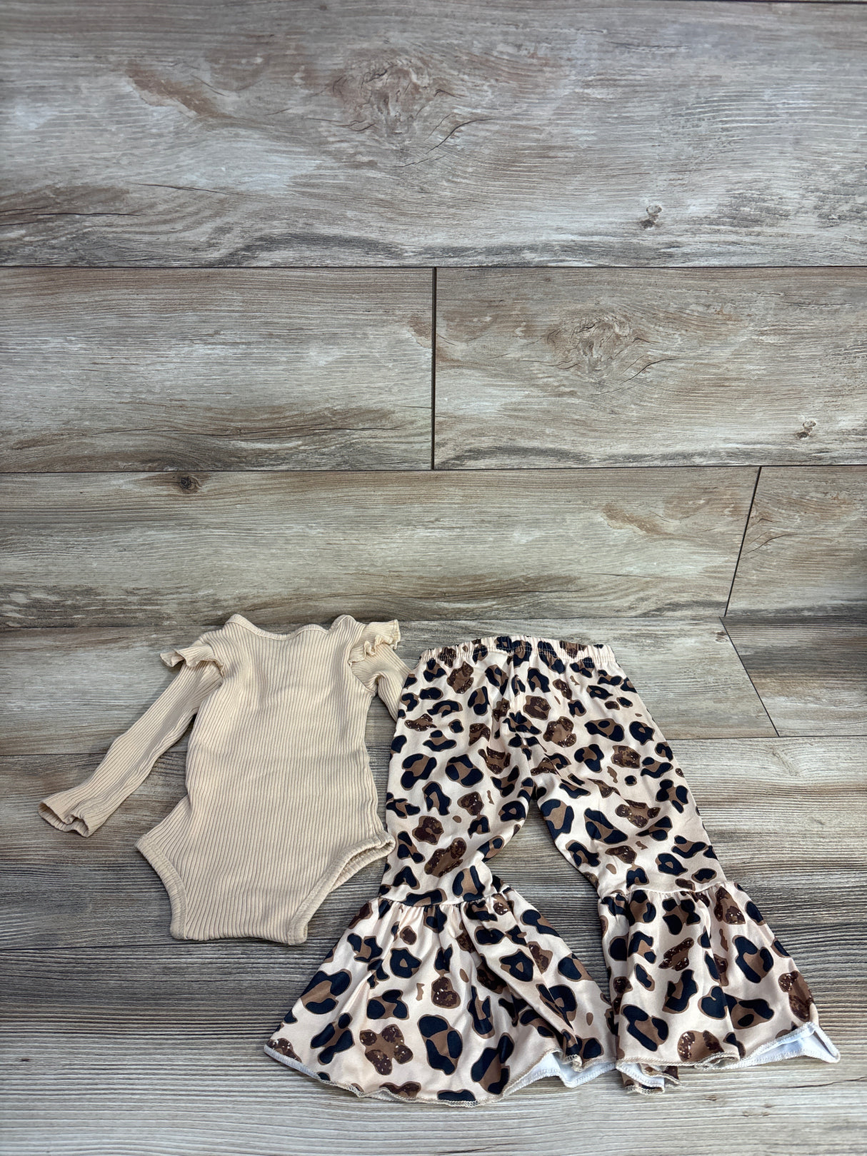 2pc Set Long Sleeve Bodysuit + Leopard Pants Tan sz 12-18m