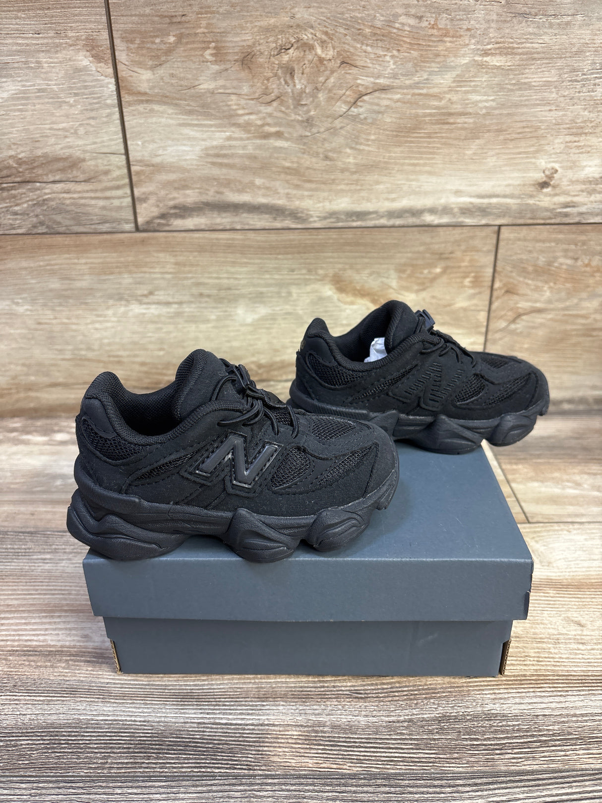 NEW New Balance 9060 Sneakers in Black sz 7.5c