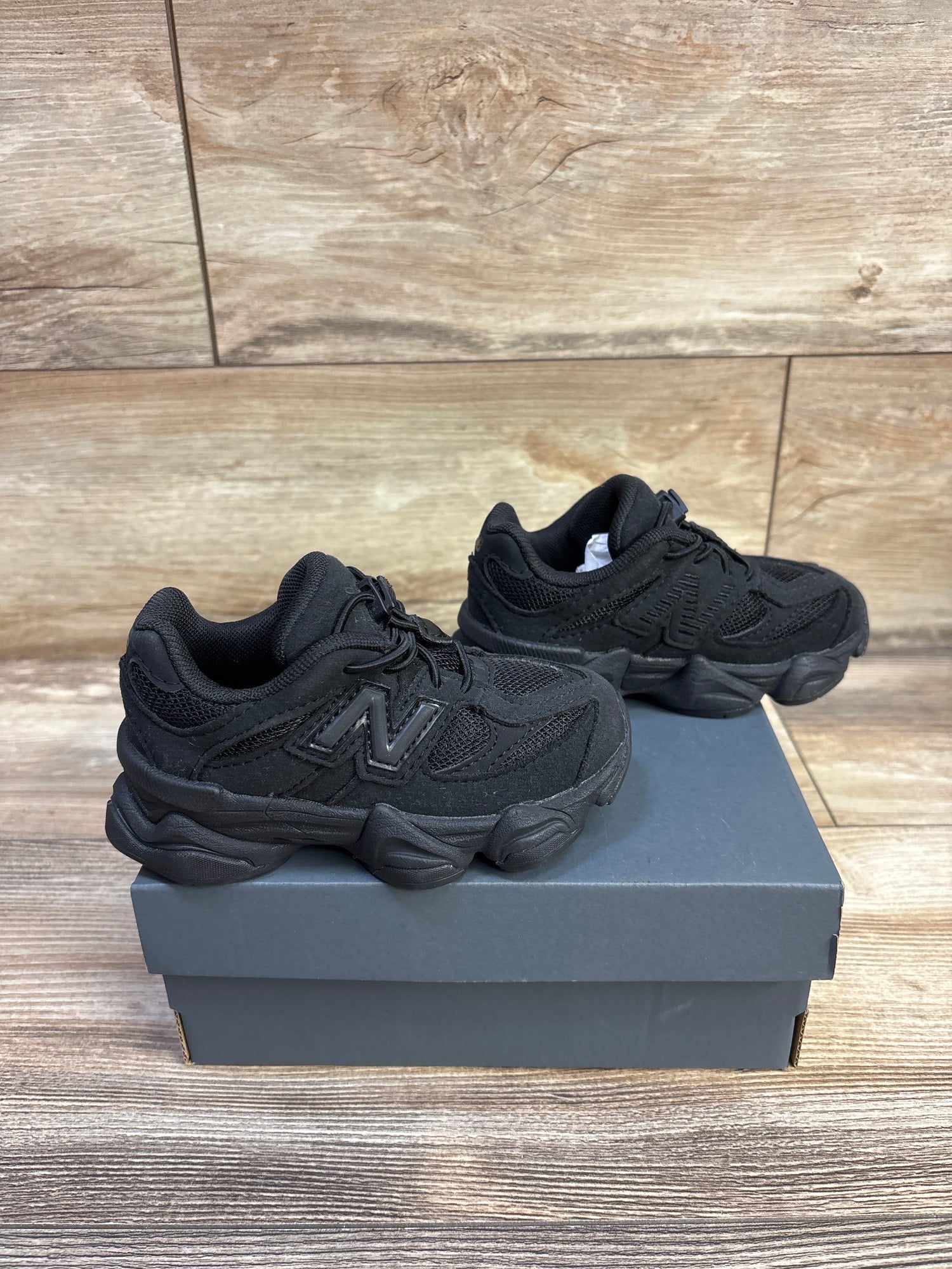 NEW New Balance 9060 Sneakers in Black sz 7.5c