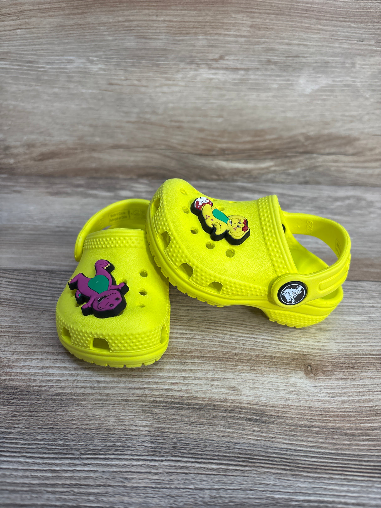 Crocs Classic Clogs w/ Barney Jibbitz Yellow sz 4c