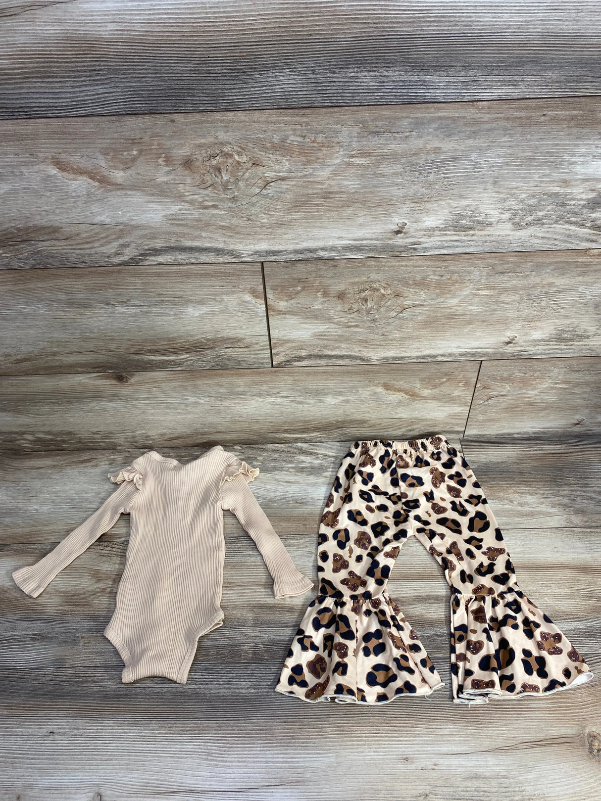 2pc Ribbed Bodysuit & Leopard Print Pants Set Tan sz 12-18m