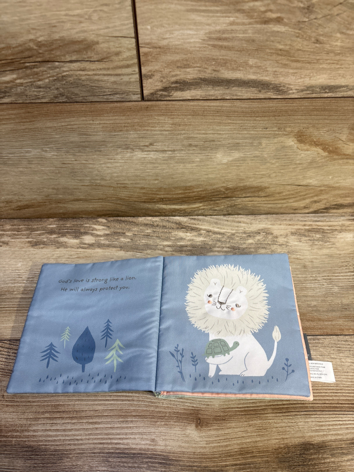 The Lion and The Lamb: A Touch & Feel Book About God's Love Cloth Book