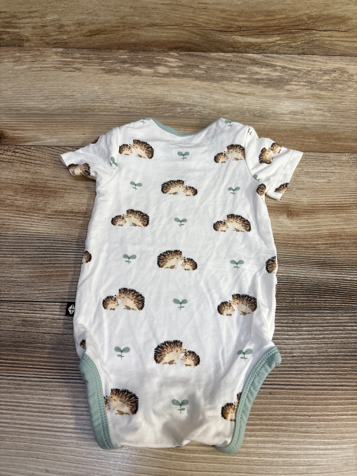 Kyte Baby Bamboo Bodysuit in Hedgehog White sz 0-3m