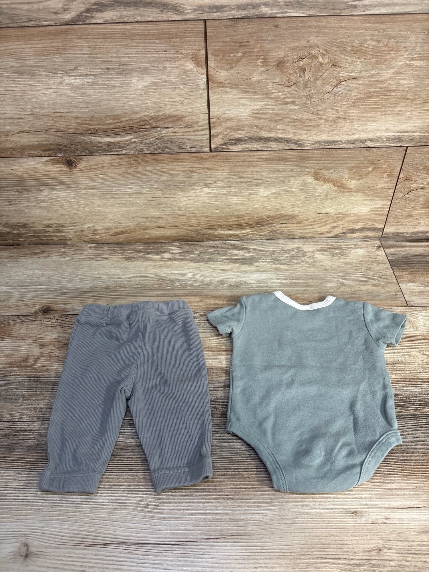 Mario Lopez 2pc Bodysuit & Pants Set Green sz 0/3m