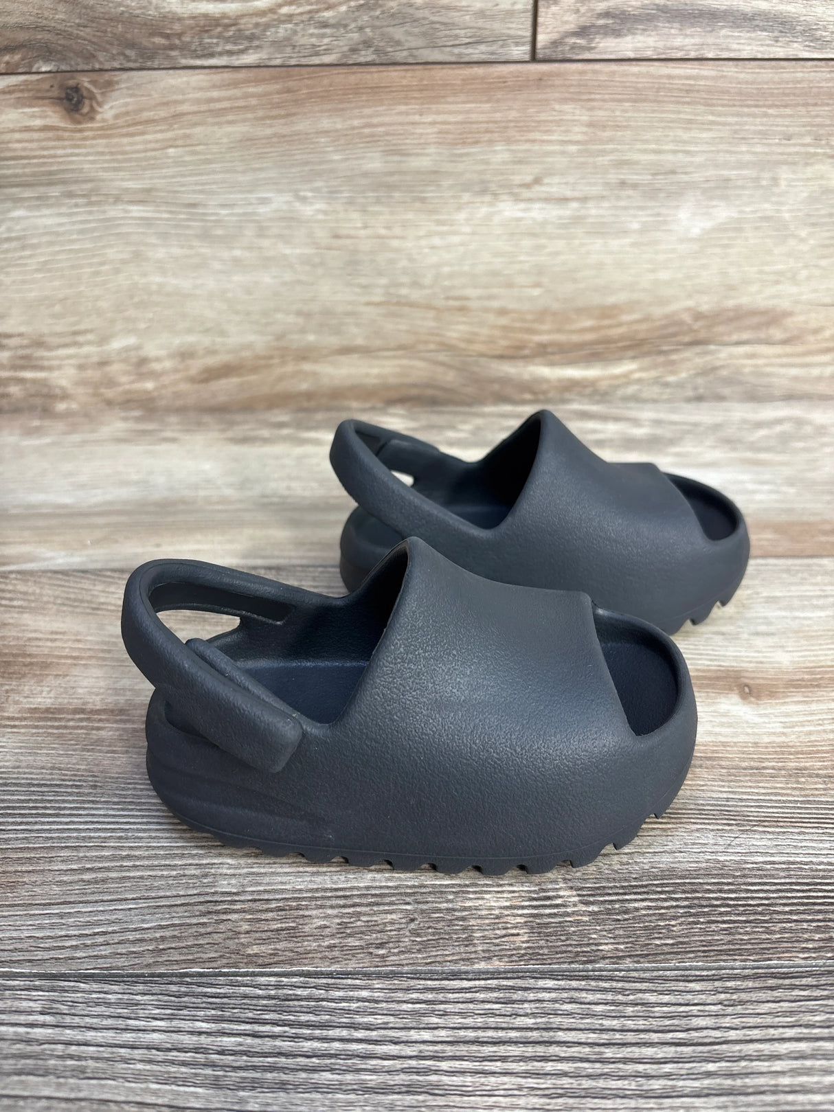 Adidas Yeezy Slides in Onyx sz 7c