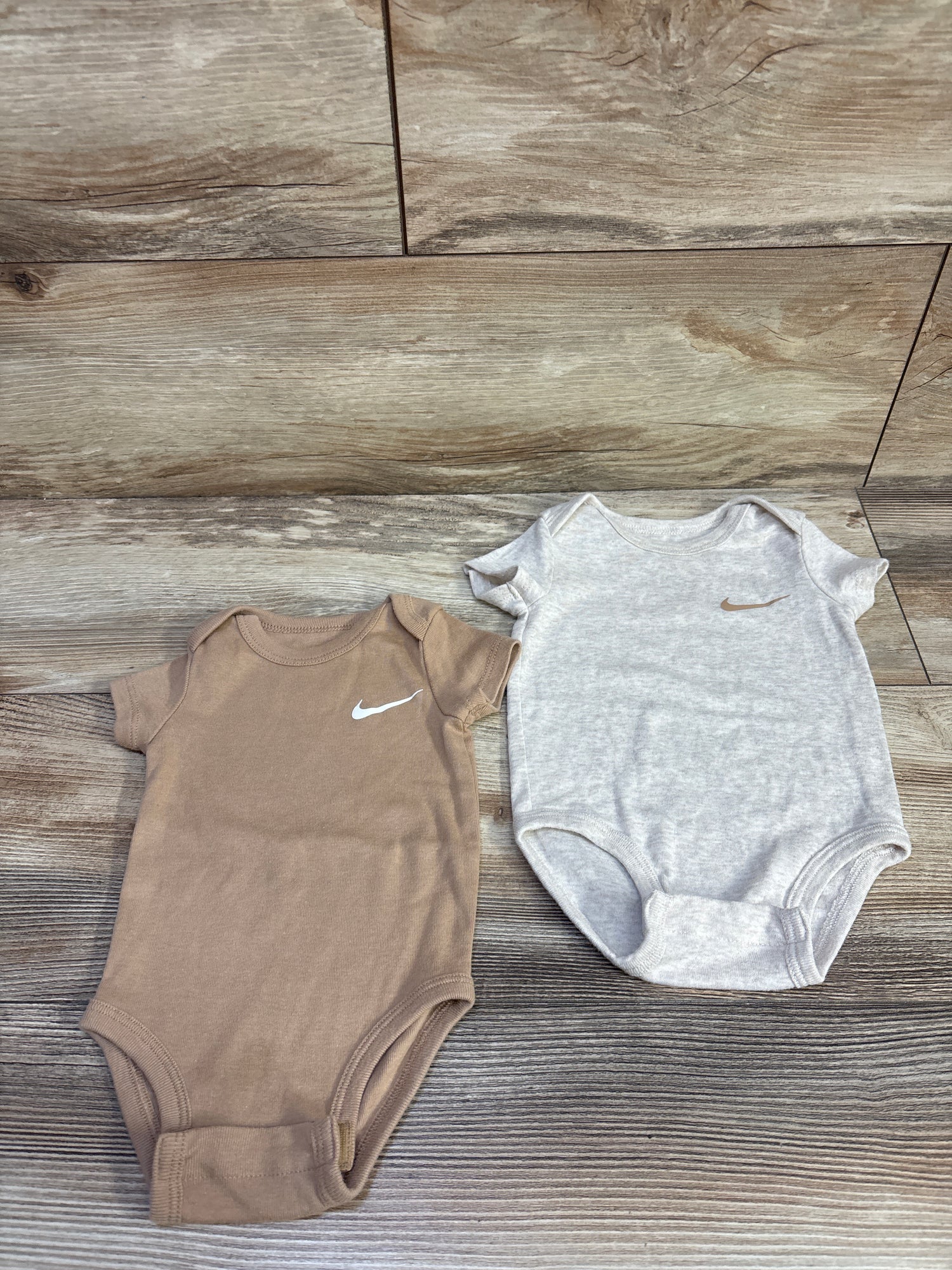 Nike 2pk Bodysuits Beige sz 6m