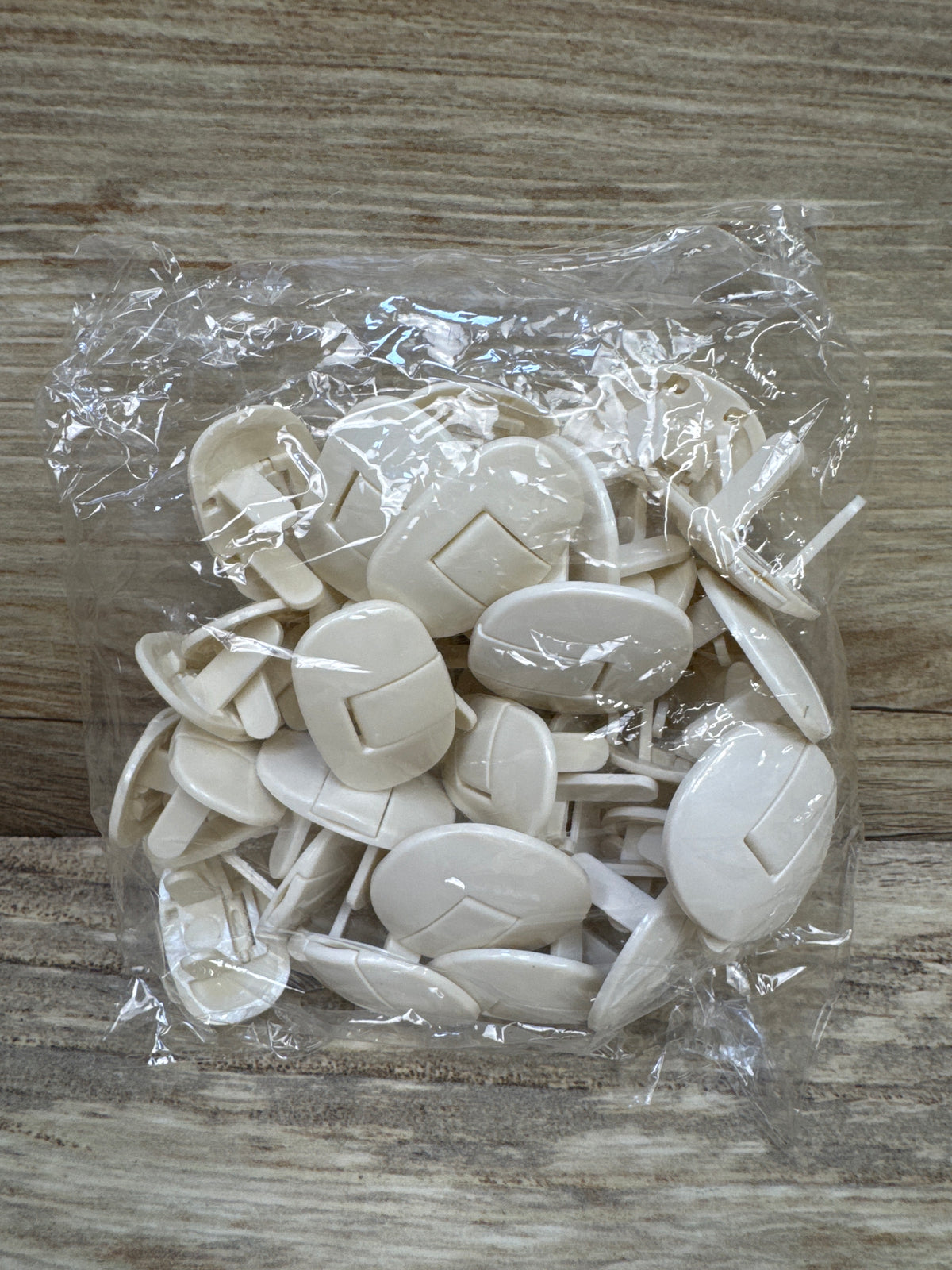 NEW BiSiViO 40pc Outlet covers
