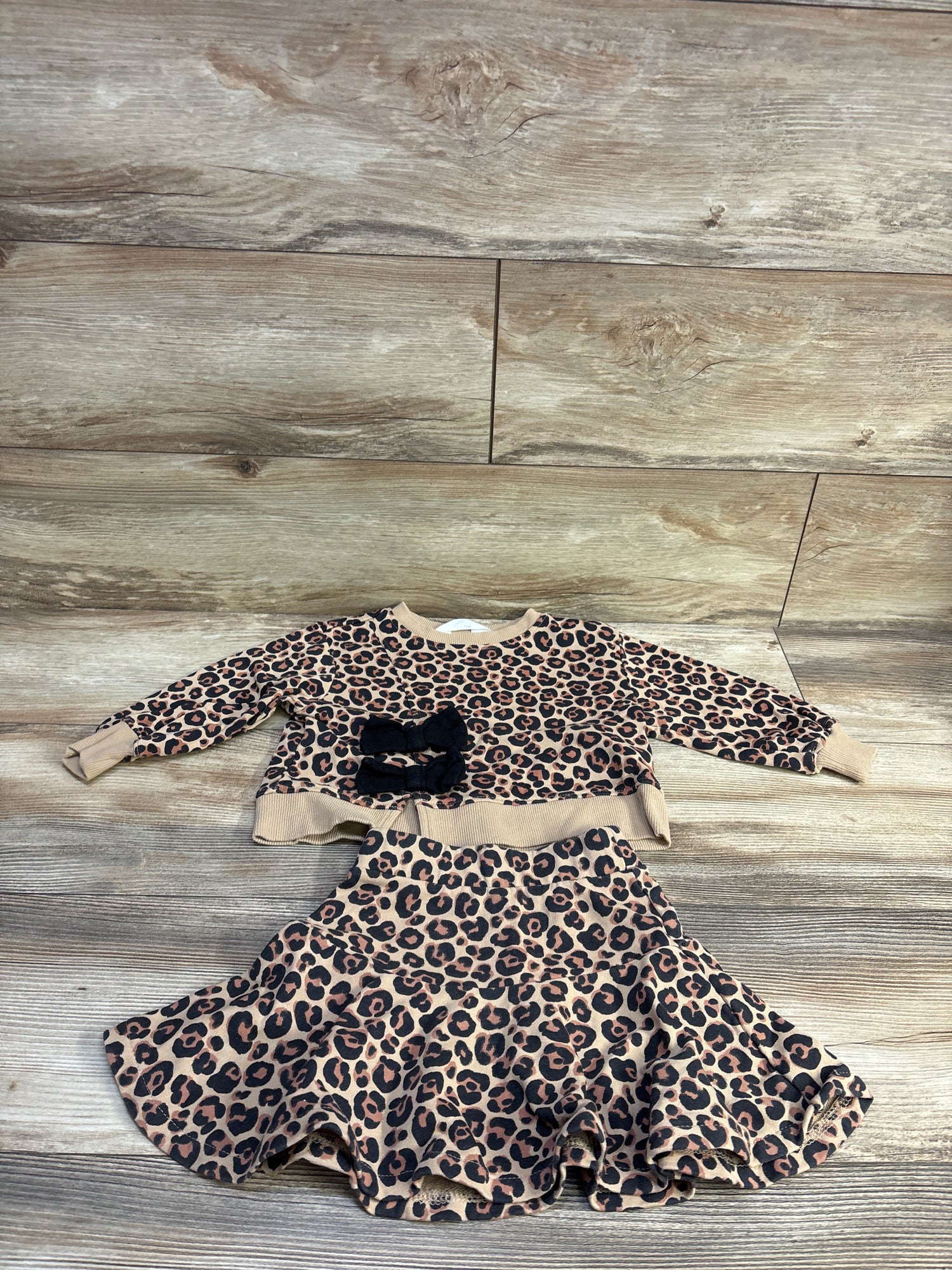 H&M 2pc Leopard Print Sweatshirt & Skirt Set Tan sz 2T