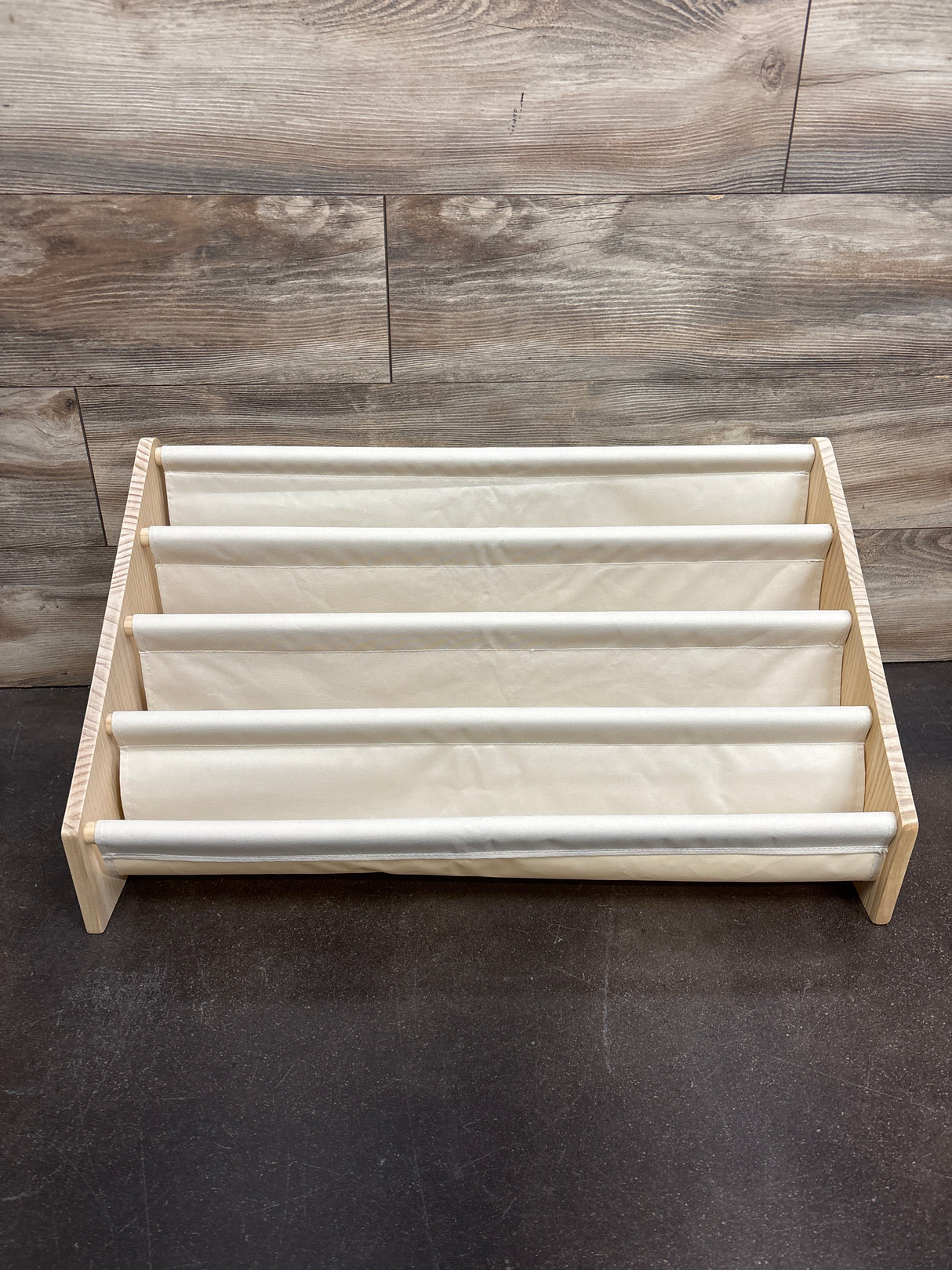 Wooden 4-Tier Sling Bookshelf with Bear Cutout