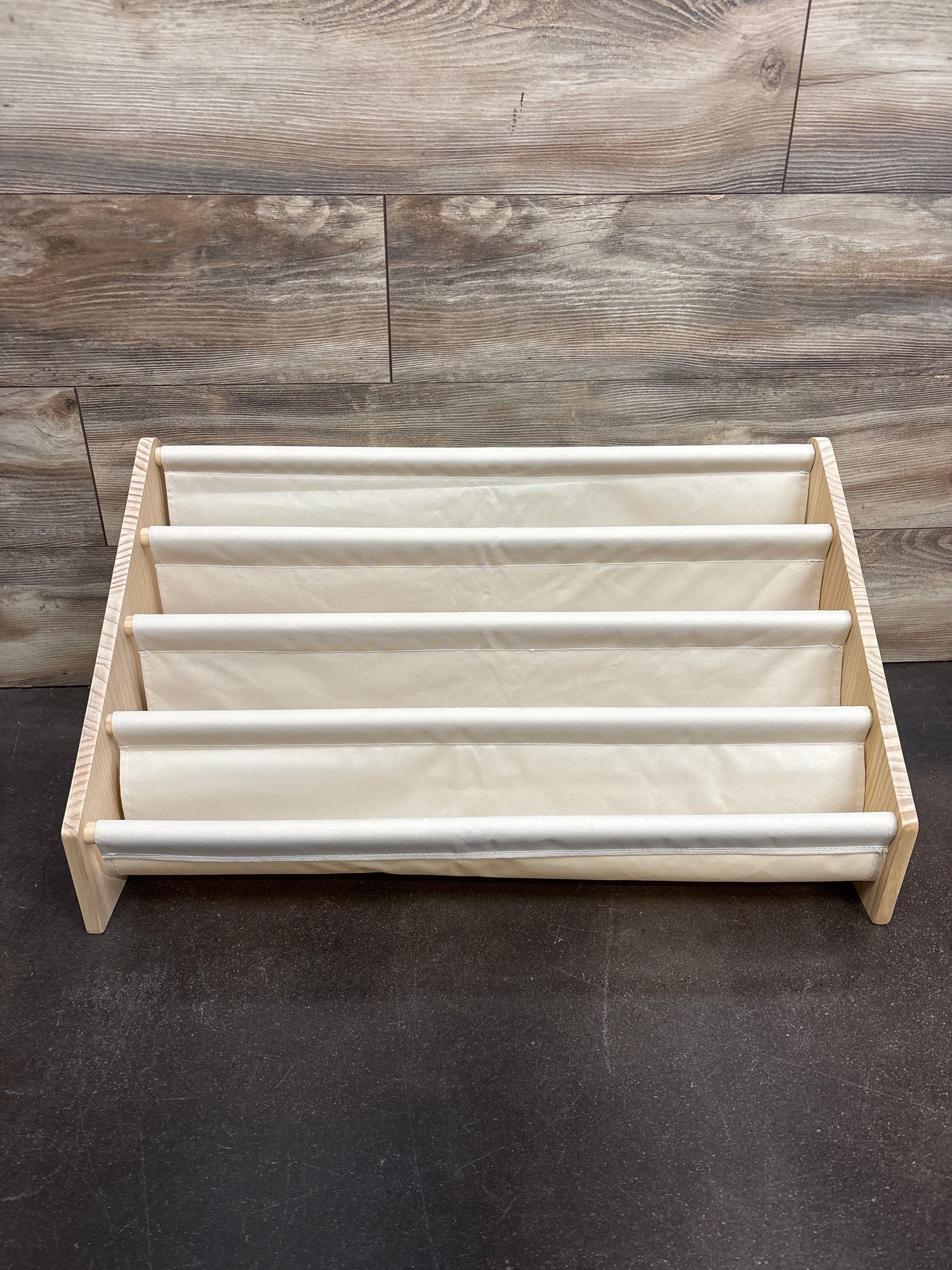 Wooden 4-Tier Sling Bookshelf with Bear Cutout