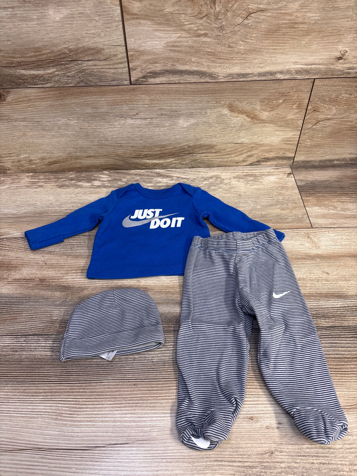 Nike 3pc Shirt, Footed Bottoms, & Hat Set Blue sz Newborn