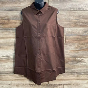 Front view of Gap maternity poplin button-down tank top, brown sleeveless tunic with collar and curved hem on mannequin over wood background